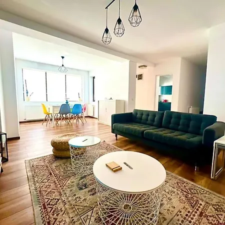 Casa Curte Interioara, Centru