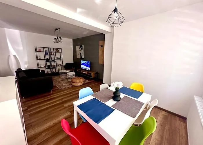 Casa Curte Interioara, Centru